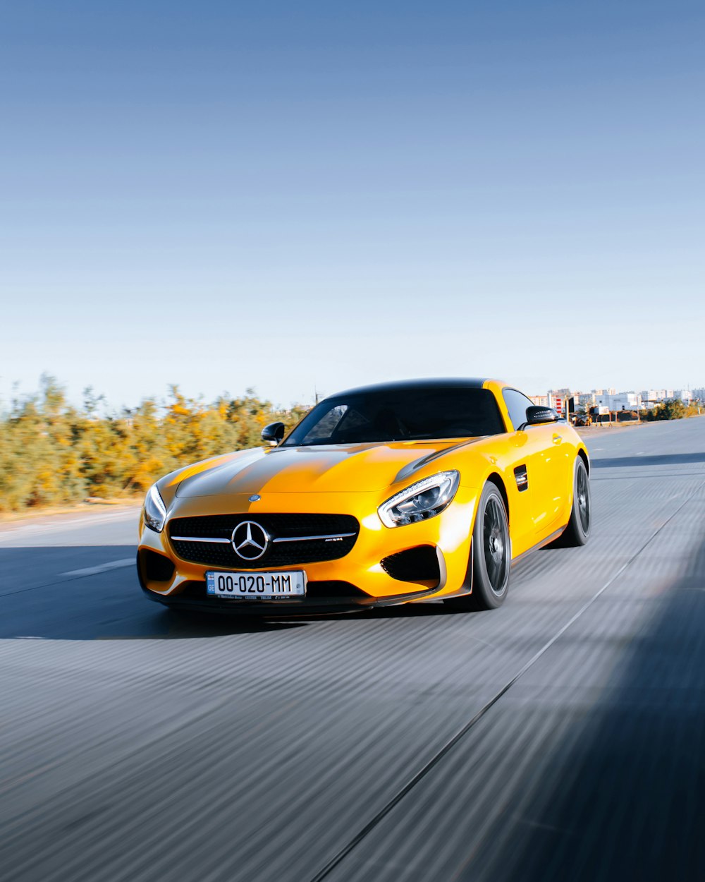 Anti-slip grip gloves for mechanics with touchscreen compatibility