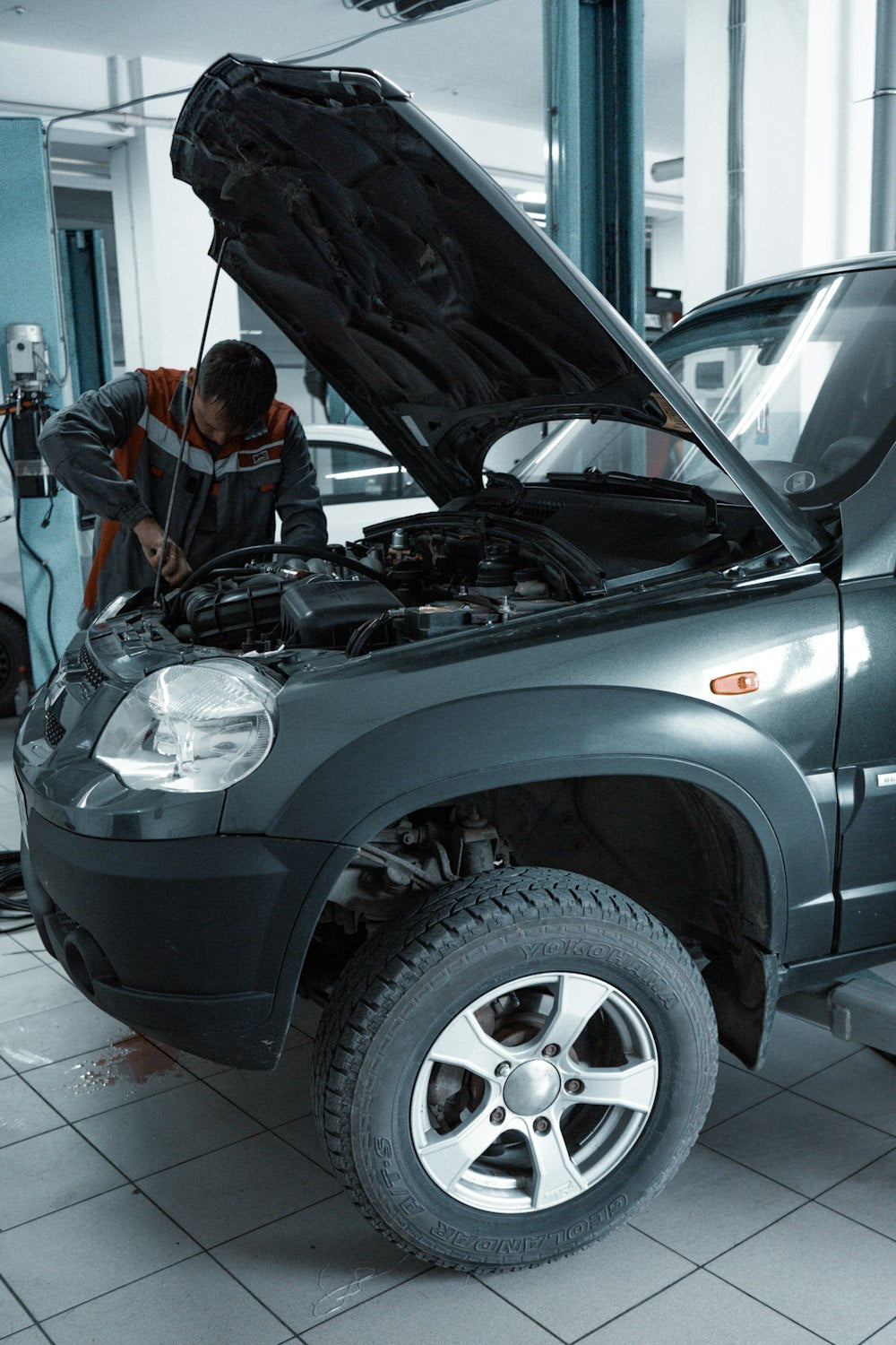 Synthetic motor oil 5 quart bottle