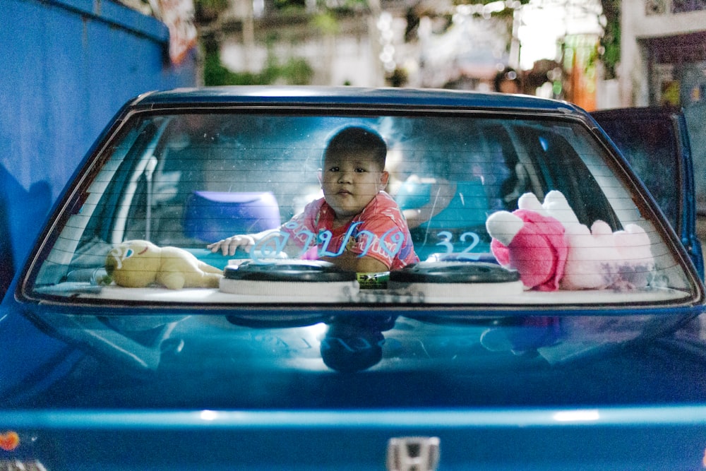 Child sitting in back of car
